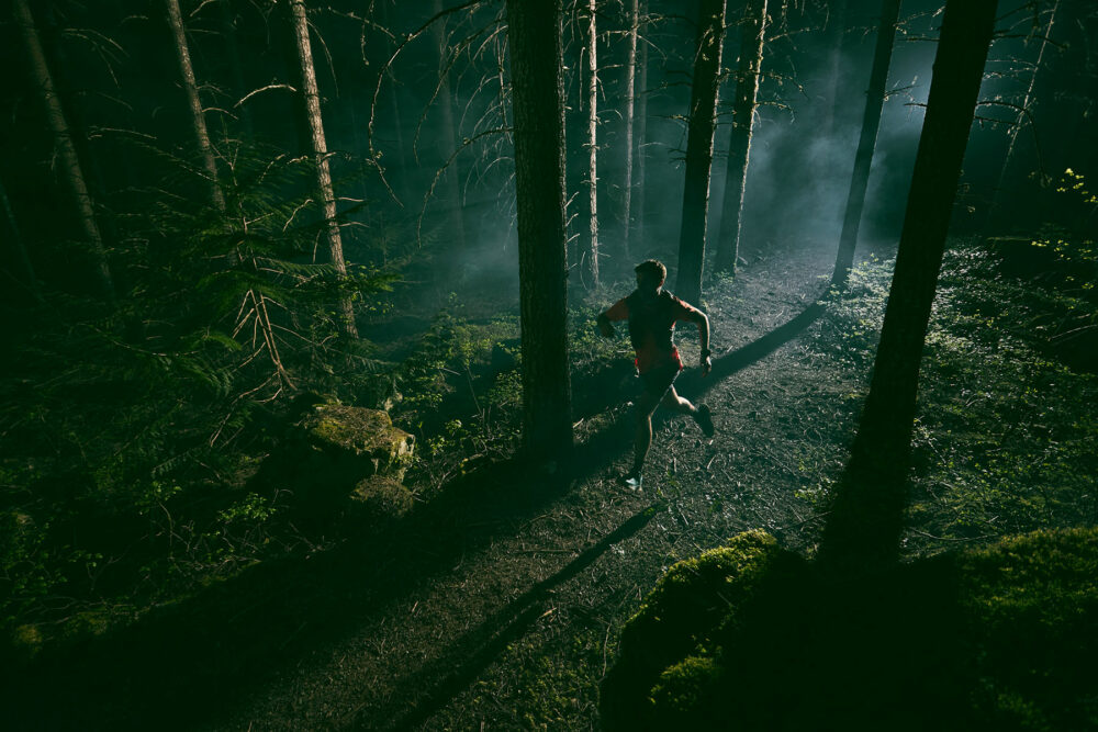 Photo of mal trailrunner running in wood