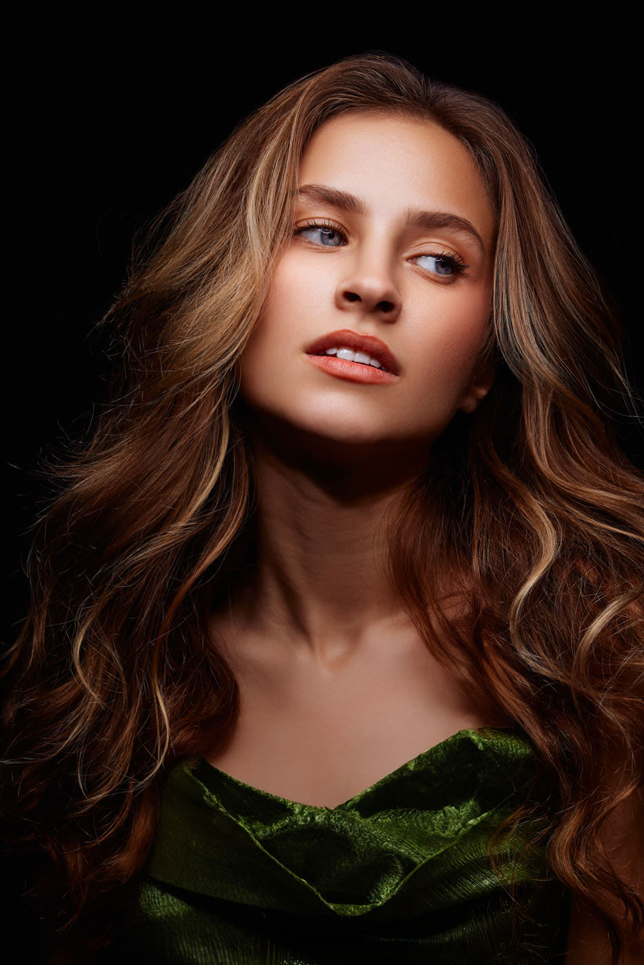 THIS PHOTO OF SOPHIA WAS CREATED WITH A 44CM SILVER BEAUTY DISH 44CM FROM HER FACE.